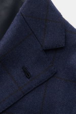 Nahaufnahme des fallenden Revers und Kragens des Borrelli Sakkos 'Procida' navy/schwarz kariert mit dezentem, grobem Karomuster, aus reiner Schurwolle, softem Griff, Slim Fit, tailliertem Drei-Knopf-Stil, klassischer Brusttasche, aufgesetzten Hüfttaschen,