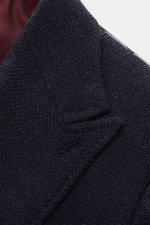 Nahaufnahme des Stile Latino Sakkos 'Andrea' dark navy mit Spitzrevers, aus Panama Wolle-Alpaka-Seide, Slim Fit, zweireihig, aus schräger Perspektive fotografiert.