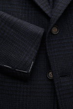 Nahaufnahme des Stile Latino Sakko 'Vincenzo' navy/schwarz kariert aus reiner Wolle mit Glencheck-Muster, Slim Fit, tailliertem Drei-Knopf-Stil, fallendem Revers, klassischer Brusttasche, aufgesetzten Hüfttaschen, unfertigen Ärmelabschlüssen und rückwärti