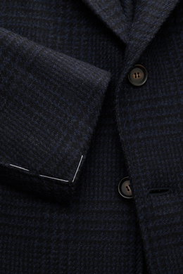 Nahaufnahme des Stile Latino Sakko 'Vincenzo' navy/schwarz kariert aus reiner Wolle mit Glencheck-Muster, Slim Fit, tailliertem Drei-Knopf-Stil, fallendem Revers, klassischer Brusttasche, aufgesetzten Hüfttaschen, unfertigen Ärmelabschlüssen und rückwärti