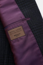 Innenaufnahme des Stile Latino Sakkos 'Vincenzo' navy/schwarz kariert, Detailansicht des halb gefütterten Innenfutters aus lila Stoff mit Label.