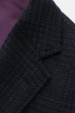 Nahaufnahme des Stile Latino Sakkos 'Vincenzo' navy/schwarz kariert mit Glencheck-Muster, fallendem Revers und rotem Innenfutter, reine Wolle.