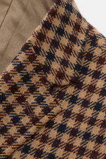 Nahaufnahme aus schräger Perspektive des karierten Stile Latino Cashmere Sakko 'Vincenzo' camel/dunkelbraun/schwarz kariert mit fallendem Revers, klassischer Brusttasche und weichem Wollstoff.