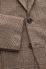 Nahaufnahme des Cesare Attolini Cashmere Sakko braun/beige kariert mit Glencheck, Slim Fit, tailliertem Drei-Knopf-Stil und fallendem Revers.