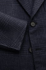 Close-up front view of the Cesare Attolini Sakko navy/dark navy kariert showing classic Glencheck pattern, soft wool and silk blend, slim fit, and button details. <p>Gönnen Sie sich Luxus aus dem Hause CESARE ATTOLINI: Dieses zeitlose Sakko wurde exklusiv