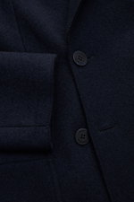 Close-up front view of the Lunaria Cashmere Cashmere Sakko navy showing its felted texture, two black buttons, slim fit cut, and open edge finish. <p>Simplizität als Luxus: Das Zweireiher-Sakko aus reinem Cashmere von LUNARIA CASHMERE verzichtet bewusst a