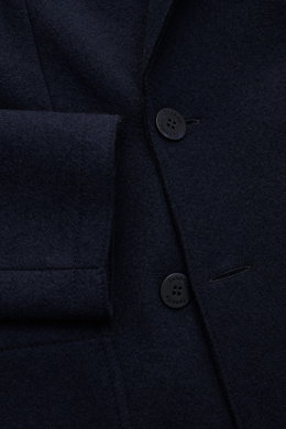 Close-up front view of the Lunaria Cashmere Cashmere Sakko navy showing its felted texture, two black buttons, slim fit cut, and open edge finish. <p>Simplizität als Luxus: Das Zweireiher-Sakko aus reinem Cashmere von LUNARIA CASHMERE verzichtet bewusst a