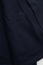 Close-up front view of the navy Lunaria Cashmere Cashmere Sakko, showing its pure cashmere felted fabric, open edge finish, and patch hip pocket. <p>Simplizität als Luxus: Das Zweireiher-Sakko aus reinem Cashmere von LUNARIA CASHMERE verzichtet bewusst au