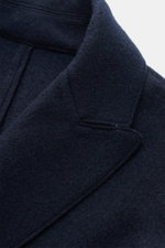 Close-up view of the Lunaria Cashmere Cashmere Sakko navy collar and lapel, showcasing its pure cashmere felted fabric with soft texture and open edge finish. Simplizität als Luxus: Das Zweireiher-Sakko aus reinem Cashmere von LUNARIA CASHMERE verzichtet 