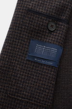 Harris Wharf London Sakko graubraun/schwarz gemustert, Detailaufnahme innen mit Hahnentrittmuster, Knopf, Taschen, Label „Made in Italy“.