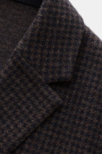 Harris Wharf London Sakko graubraun/schwarz gemustert, Unconstructed-Design, Hahnentritt, Slim Fit, leichter Stretch, fallendes Revers, Nahaufnahme vom Revers.