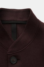 Close-up front view of Harris Wharf London Jersey-Sakko dunkelbraun with a stand-up collar, four-button slim fit, and soft pure wool jersey fabric.

<p>Die elegante Optik eines Sakkos trift auf den Komfort einer Sweatjacke – diese Fusion aus Stil und Komf