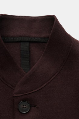 Close-up front view of Harris Wharf London Jersey-Sakko dunkelbraun with a stand-up collar, four-button slim fit, and soft pure wool jersey fabric.

<p>Die elegante Optik eines Sakkos trift auf den Komfort einer Sweatjacke – diese Fusion aus Stil und Komf