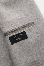 Nahaufnahme des feinen Strukturgewebes vom Tagliatore Sakko 'Monte Carlo' taupe meliert mit Wolle-Cashmere-Mix und Innenetikett.