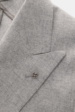 Nahaufnahme des taupe melierten Tagliatore Sakko 'Monte Carlo' mit Unconstructed-Verarbeitung aus Wolle und Cashmere, feinem Strukturgewebe, fallendem Revers, markentypischem Pin und Slim Fit, fotografiert von schräg oben.