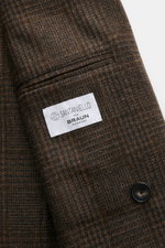 Nahaufnahme des Santaniello Sakko braun/bordeaux/anthrazit kariert mit Glencheck-Muster, weichem Wollstoff, dreireihigem Knopf und Innenetikett, seitliche Perspektive.