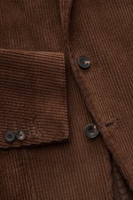 Close-up front view of the Santaniello Cordsakko braun showing brown wide cotton corduroy fabric with slim fit, two-button style, and kissing buttons on the cuff.

<p>Dieses monochrome Sakko im Zwei-Knopf-Stil von SANTANIELLO wurde aus reinem, breitem Bau