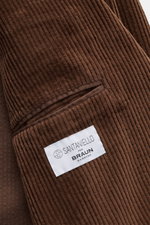 Close-up view of the brown Santaniello Cordsakko braun showing the cotton corduroy texture and inside pocket with brand label.

<p>Dieses monochrome Sakko im Zwei-Knopf-Stil von SANTANIELLO wurde aus reinem, breitem Baumwoll-Cord gefertigt und lässt sich 