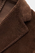 Close-up front angle of the Santaniello Cordsakko braun, showing its wide cotton corduroy texture and lapel details.

Description: <p>Dieses monochrome Sakko im Zwei-Knopf-Stil von SANTANIELLO wurde aus reinem, breitem Baumwoll-Cord gefertigt und lässt si