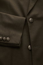 Close-up view of the front and sleeve buttons of the Circolo 1901 Jersey-Sakko oliv, a slim fit wool and cashmere blazer with a soft texture.

Description: 
<p>Eleganz trifft Komfort – CIRCOLO 1901 zeigt mit diesem zweireihigen Sakko aus Wolle und Cashmer