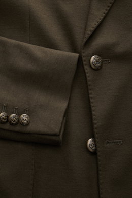 Close-up view of the front and sleeve buttons of the Circolo 1901 Jersey-Sakko oliv, a slim fit wool and cashmere blazer with a soft texture.

Description: 
<p>Eleganz trifft Komfort – CIRCOLO 1901 zeigt mit diesem zweireihigen Sakko aus Wolle und Cashmer