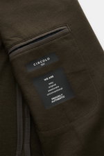 Close-up inside view of the Circolo 1901 Jersey-Sakko oliv showing the inner pocket and brand labels on olive wool-cashmere fabric.

<p>Eleganz trifft Komfort – CIRCOLO 1901 zeigt mit diesem zweireihigen Sakko aus Wolle und Cashmere wie es geht und verein
