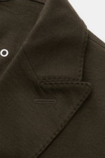 Close-up front view of the olive Circolo 1901 Jersey-Sakko oliv lapel, made from fine wool and cashmere jersey fabric.

<p>Eleganz trifft Komfort – CIRCOLO 1901 zeigt mit diesem zweireihigen Sakko aus Wolle und Cashmere wie es geht und vereint italienisch