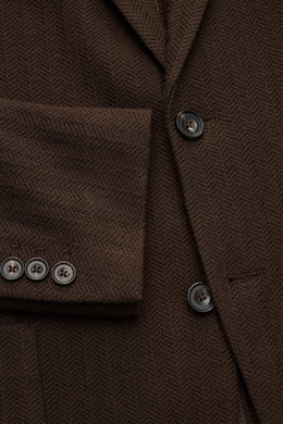 Circolo 1901 Strickblazer dunkelbraun aus reiner Wolle, tonaler Fischgrat, Slim Fit, Zwei-Knopf-Stil, Ärmel mit Knöpfen, Detailaufnahme frontal