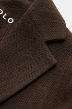 Circolo 1901 Strickblazer dunkelbraun in Slim Fit, aus reiner Wolle mit tonalem Fischgrat, fallendem Revers, Zwei-Knopf-Stil, fotografiert aus Nahaufnahme von oben.