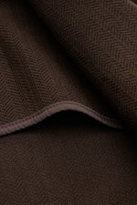 Nahaufnahme des tonalen Fischgrat-Stricks aus reiner Wolle vom Circolo 1901 Strickblazer dunkelbraun mit weichem Griff.