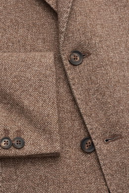Close-up front view of Circolo 1901 Jersey jacket beige/dark brown patterned, showing buttons, cuff, and woven print texture.

<p>This easy-care, modern jersey jacket in a contemporary unconstructed design with woven look print by CIRCOLO 1901 is made of 