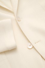 Marco Pescarolo Blazer 'Giove' creme Nahaufnahme von Knöpfen und tailliertem Revers, weicher Woll-Cashmere-Mix mit tonaler Webstruktur.