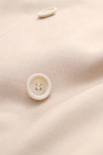 Close-up front view of Brioni Smart-casual jacket 'New Plume' sand mottled showing fine silk-cashmere-linen fabric and button.

Description: The fine silk-cashmere blend with a slightly mottled appearance gives the smart-casual jacket 'New Plume' by BRION