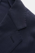 Nahaufnahme des fallenden Revers von Windsor Sakko 'Travel' navy meliert aus feiner Wolle mit Slim Fit und Kissing Buttons.