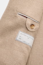 Nahaufnahme von Ärmel und Tasche eines beige/hellbraun/taupe karierten Brunello Cucinelli Sakkos aus Cashmere-Seide-Mix mit feinem Hahnentritt-Muster, Knopf und Label, Slim Fit, zweireihiger Drei-Knopf-Stil, Spitzrevers, klassische Brusttasche, Hüfttasche