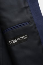 Nahaufnahme der Innentasche des Tom Ford Sakko 'Shelton' navy mit Label, weichem Woll-Mix und Fischgratmuster.