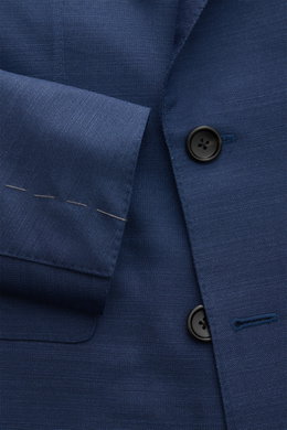 Close-up front view of a blue blazer showing button details and sleeve cuff stitching. Großer Auftritt garantiert: Das luxuriöse Sakko 'Atticus' von TOM FORD besteht aus edlem Samt aus Viskose-Mischung und lässt Sie zum nächsten abendlichen Event glänzen.