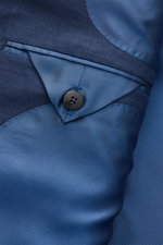 Close-up detail of the blue inner lining and button closure of the Tom Ford Samtsakko 'Atticus' schwarz, photographed from an angled perspective inside the jacket. <p>Großer Auftritt garantiert: Das luxuriöse Sakko 'Atticus' von TOM FORD besteht aus edlem