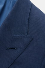 Close-up front angled view of the lapel and upper chest area of the Tom Ford Samtsakko 'Atticus' schwarz, a luxurious slim fit velvet blazer made from a viscose and cupro blend with a soft, material-typical feel. <p>Großer Auftritt garantiert: Das luxuriö
