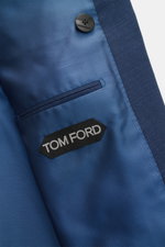 Close-up interior view of the Tom Ford Samtsakko 'Atticus' schwarz showing blue silk and cupro lining, an inner pocket with a button, and the TOM FORD label. 

<p>Großer Auftritt garantiert: Das luxuriöse Sakko 'Atticus' von TOM FORD besteht aus edlem Sam