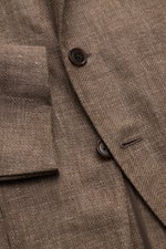 Belvest Sakko graubraun meliert aus Leinen und Wolle, Slim Fit, tailliert, Drei-Knopf-Stil, Detailaufnahme von Ärmel und Revers.
