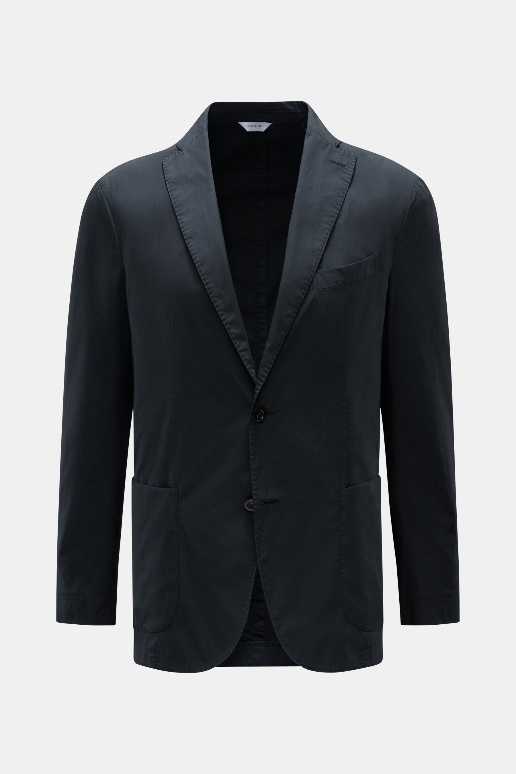 Frontale Nahaufnahme des Boglioli Sakko 'K. Jacket' navy aus leichtem Baumwoll-Stretch in Slim Fit mit zwei Knöpfen, fallendem Revers und Taschen, ideal für Business-Trips.