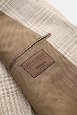 Close-up angled view of the inside pocket and fabric label on the Stile Latino Smart-casual jacket 'Vincenzo' brown/cream checked.

<p>STILE LATINO presents luxury you can feel with its lightweight smart-casual jacket 'Vincenzo' in cotton, wool and linen.