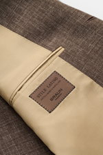 Close-up angled view of the inner lining and label of the Stile Latino Smart-casual jacket 'Vincenzo' dark brown mottled.

Description: <p>The classic smart-casual jacket 'Vincenzo' by STILE LATINO has bags of Italian character: effortlessly create charis