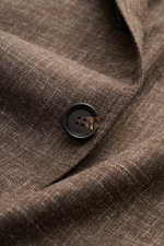 Close-up of the button and textured fabric of the Stile Latino Smart-casual jacket 'Vincenzo' dark brown mottled, showing fine wool-linen blend.

Description: <p>The classic smart-casual jacket 'Vincenzo' by STILE LATINO has bags of Italian character: eff