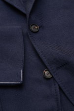 Sipario Sakko 'Ginza' navy in Nahaufnahme von vorne, leichte Leinenseide-Baumwollmischung, Slim Fit, tailliert, Drei-Knopf-Stil.