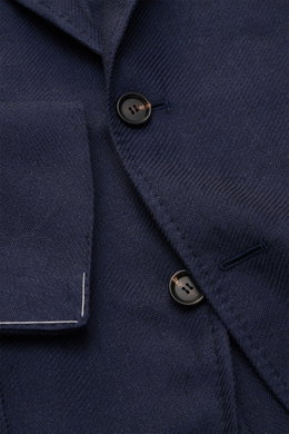 Sipario Sakko 'Ginza' navy in Nahaufnahme von vorne, leichte Leinenseide-Baumwollmischung, Slim Fit, tailliert, Drei-Knopf-Stil.