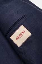 Sipario Sakko 'Ginza' navy Detailaufnahme des feinen Strukturgewebes aus Leinen, Seide und Baumwolle mit Markenlabel von schräger Nahaufnahme.