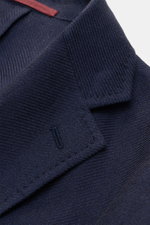 Nahaufnahme des Sipario Sakkos 'Ginza' navy von oben rechts, feines Strukturgewebe aus Leinen, Seide, Baumwolle.