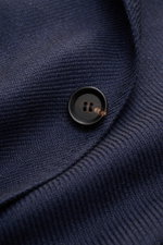 Nahaufnahme des navyfarbenen Sipario Sakko 'Ginza' mit feinem Strukturgewebe aus Leinen, Seide und Baumwolle, sichtbarer Knopf und Stofftextur.